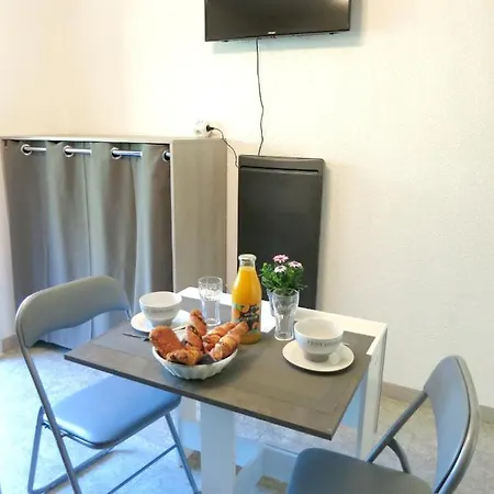 Studio A Saint Raphael Avec Terrasse Amenagee Et Wifi A 100 M De La Plage 公寓